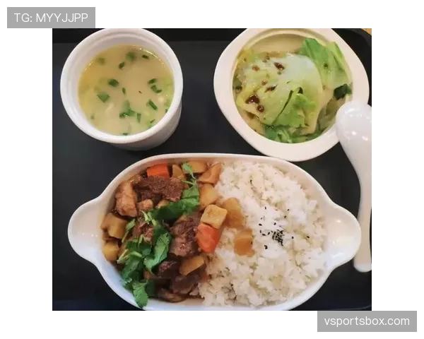 潘展乐每天吃五顿饭,训练完直接睡泳池边? 潘展乐每天吃五顿饭,训练完直接睡泳池边?